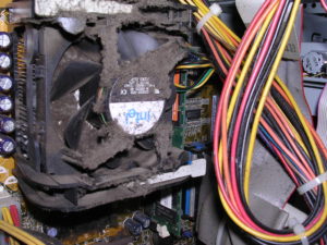 使っているパソコンの内部の汚れのイメージ‐Eyesmart稲毛・八千代